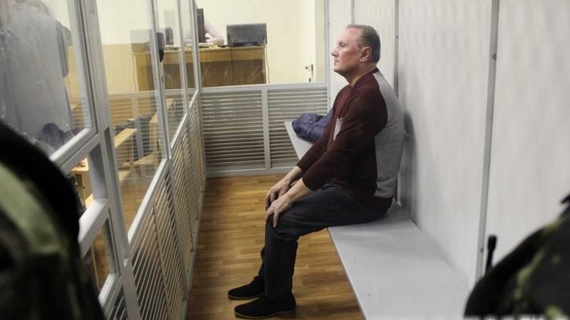 Суд продлил Ефремову меру пресечения еще на месяц Суд продлил Ефремову меру пресечения еще на месяц