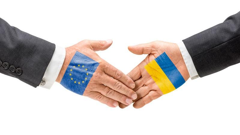 Европа аплодирует изменениям в Конституцию Украины