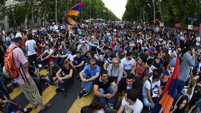 Полиция угрожает армянским протестующим "жесткими мерами"