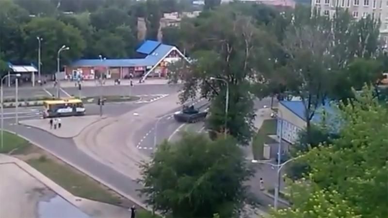 У мережі з'явилось відео "прогулянки" танків вулицями Донецька У мережі з'явилось відео "прогулянки" танків вулицями Донецька