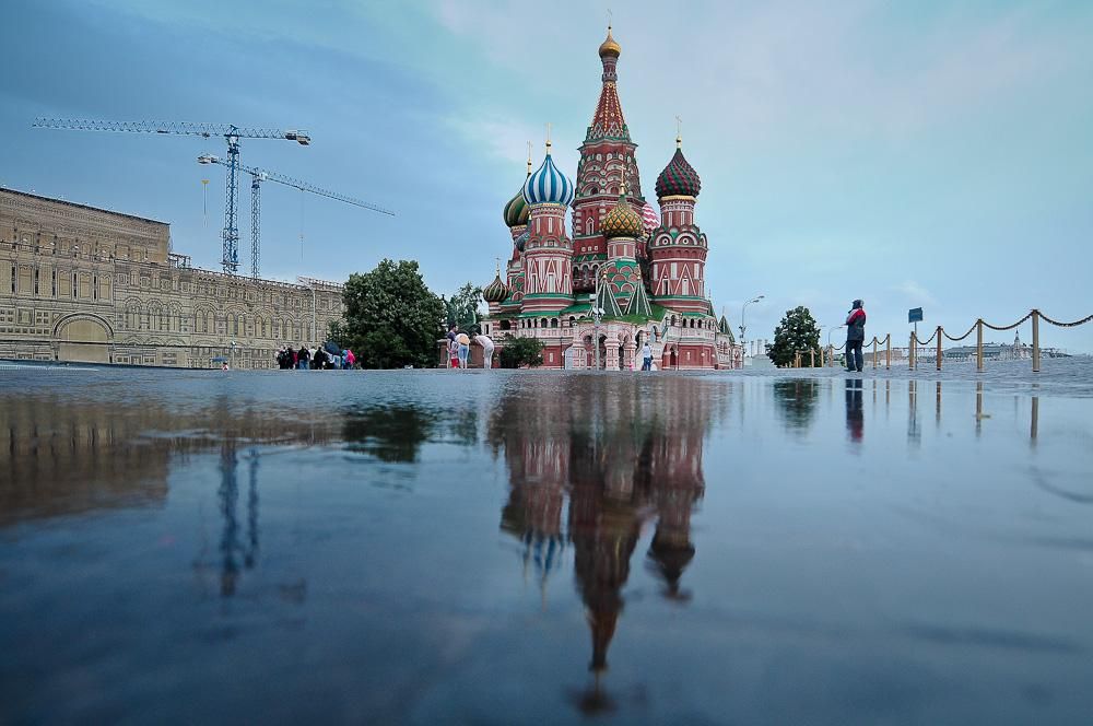 Москву затопило, а дороги все одно миють спецтехнікою