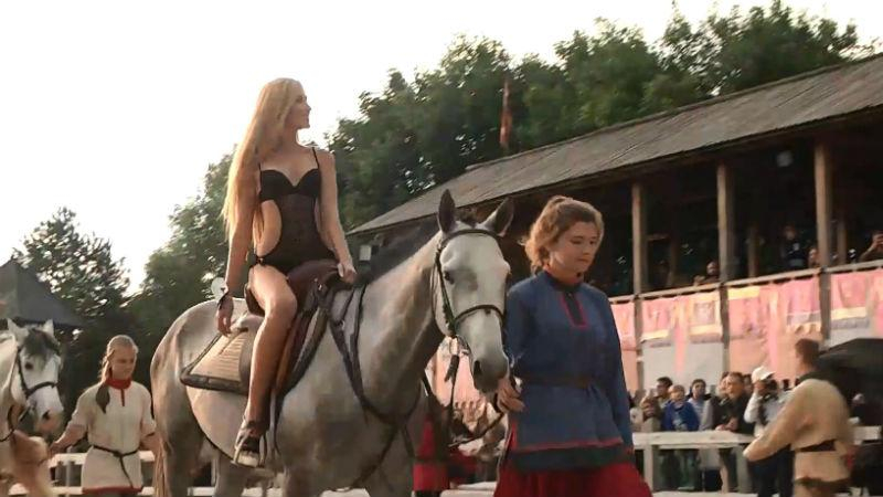 Нетипичный конкурс красоты: участницы бросали копье и ездили верхом
