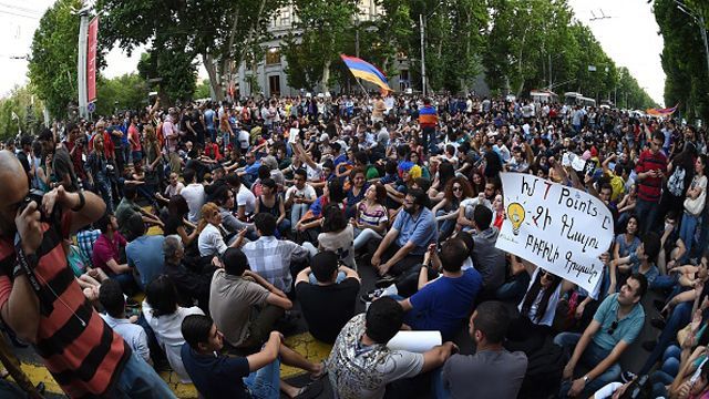 Полиция планирует вечером "восстановить порядок" в Ереване