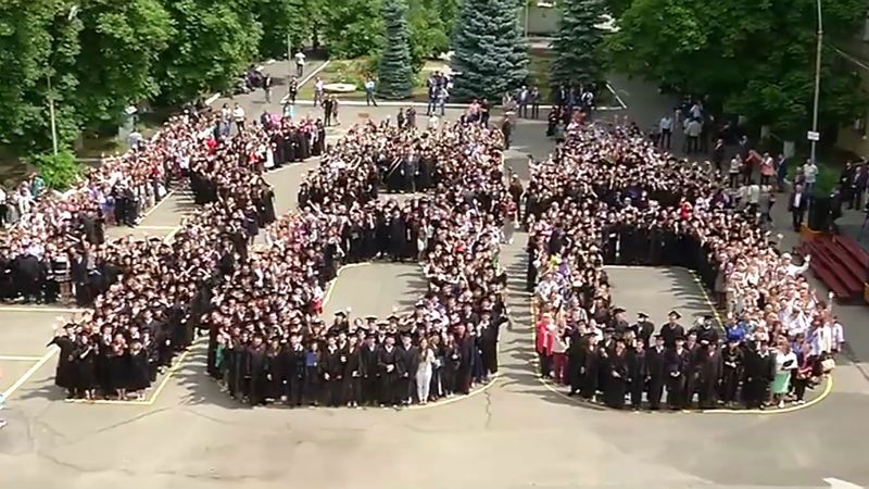 Порошенко присоединился к флешмобу студентов Могилянки Порошенко присоединился к флешмобу студентов Могилянки