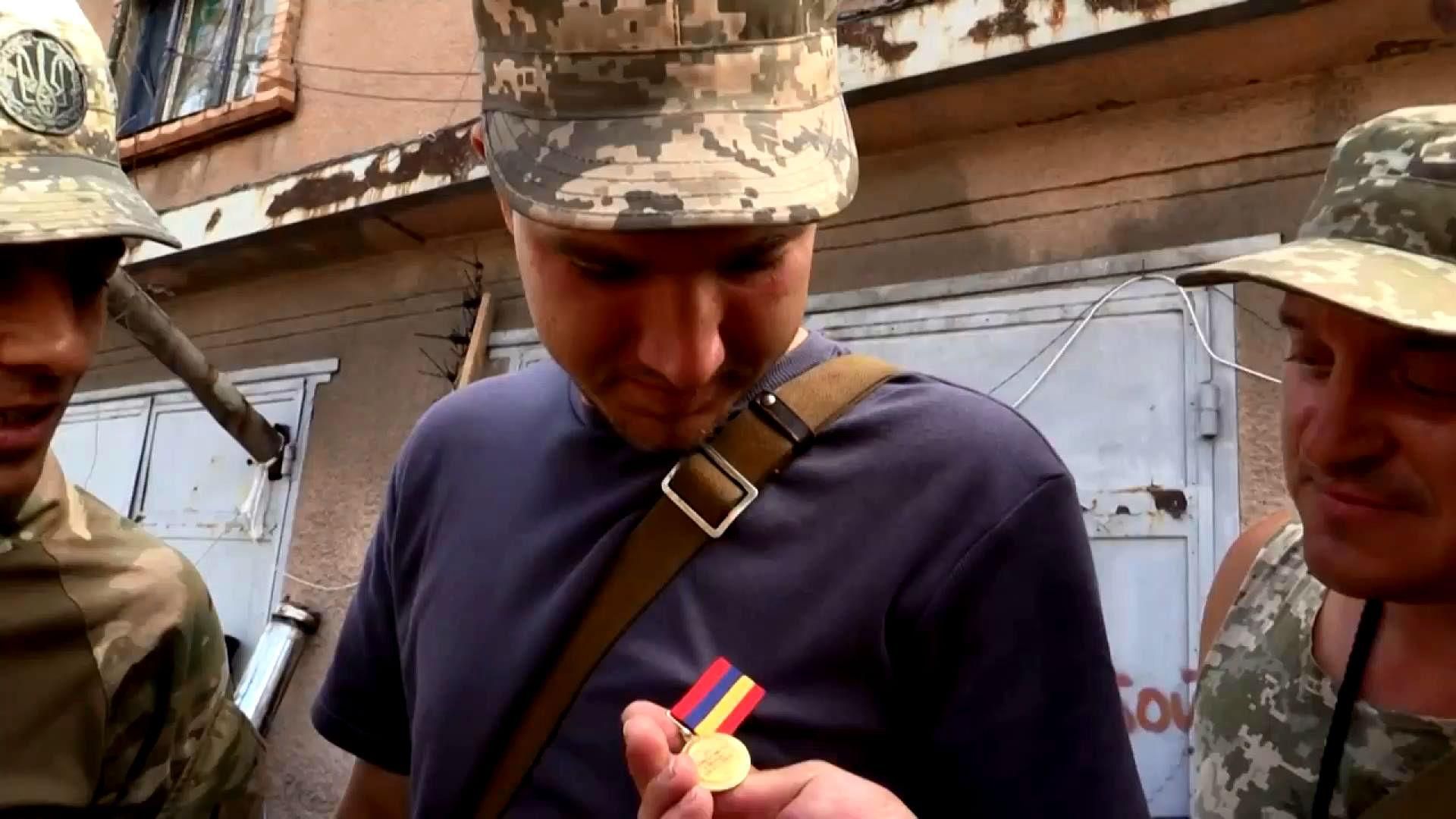 Героїв АТО нагородили прямо на передовій Героїв АТО нагородили прямо на передовій