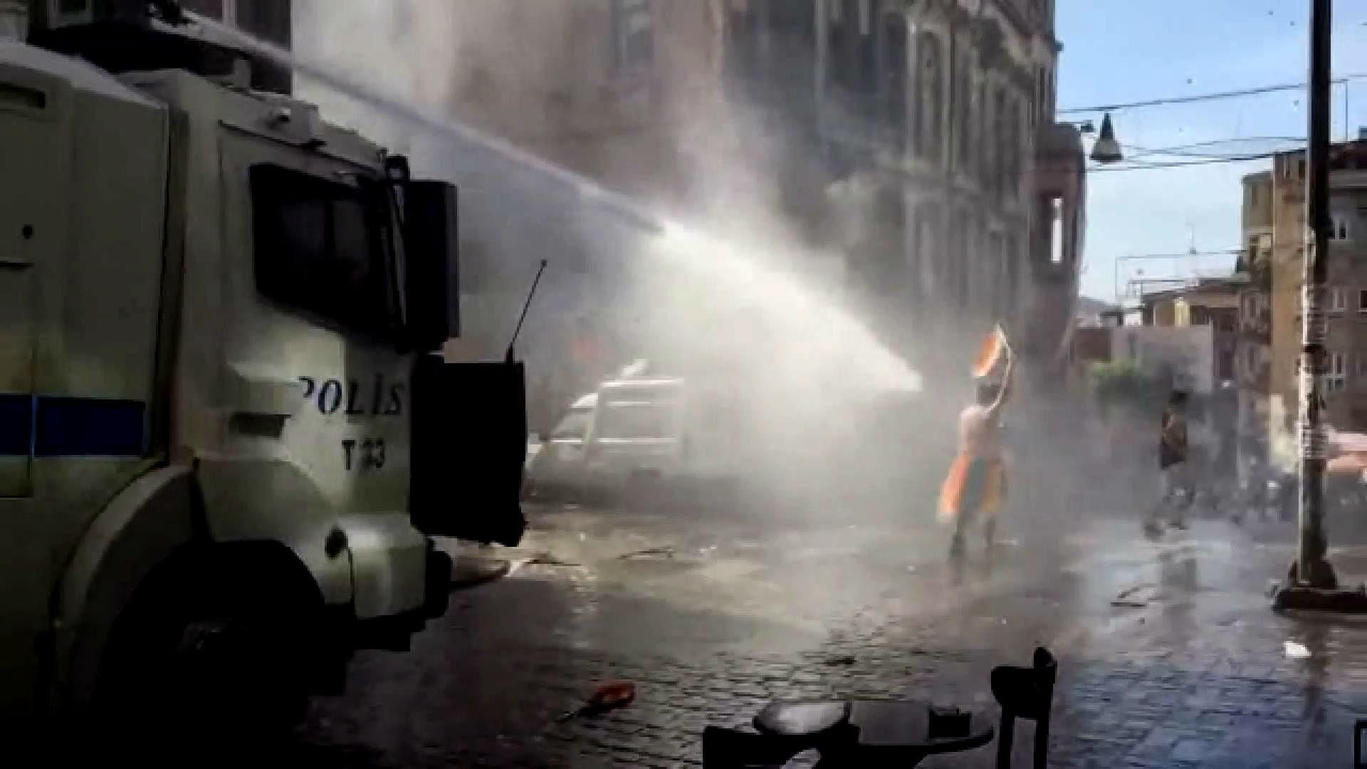 В Туреччині розігнали парад секс-меншин В Туреччині розігнали парад секс-меншин