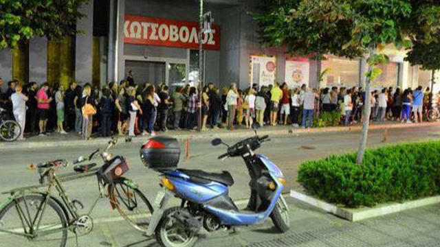 В Греции временно закрываются банки. Люди ночуют у банкоматов