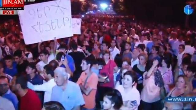 Вірменський "Майдан" вночі не розігнали. Протистояння триває Вірменський "Майдан" вночі не розігнали. Протистояння триває