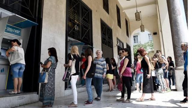 В банкоматах грекам дают не более 60 евро в день
