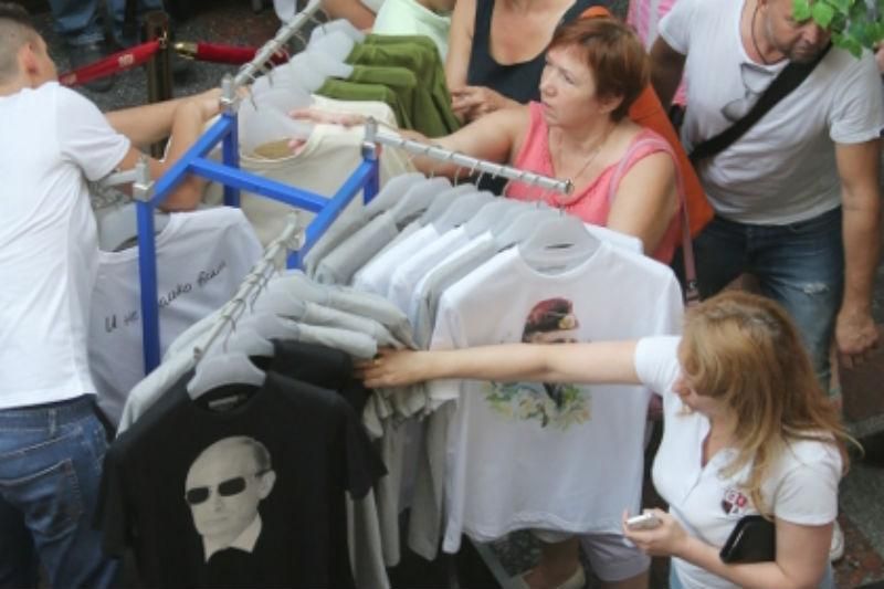 Жителям Нью-Йорка роздали футболки із зображенням Путіна і матрьошки