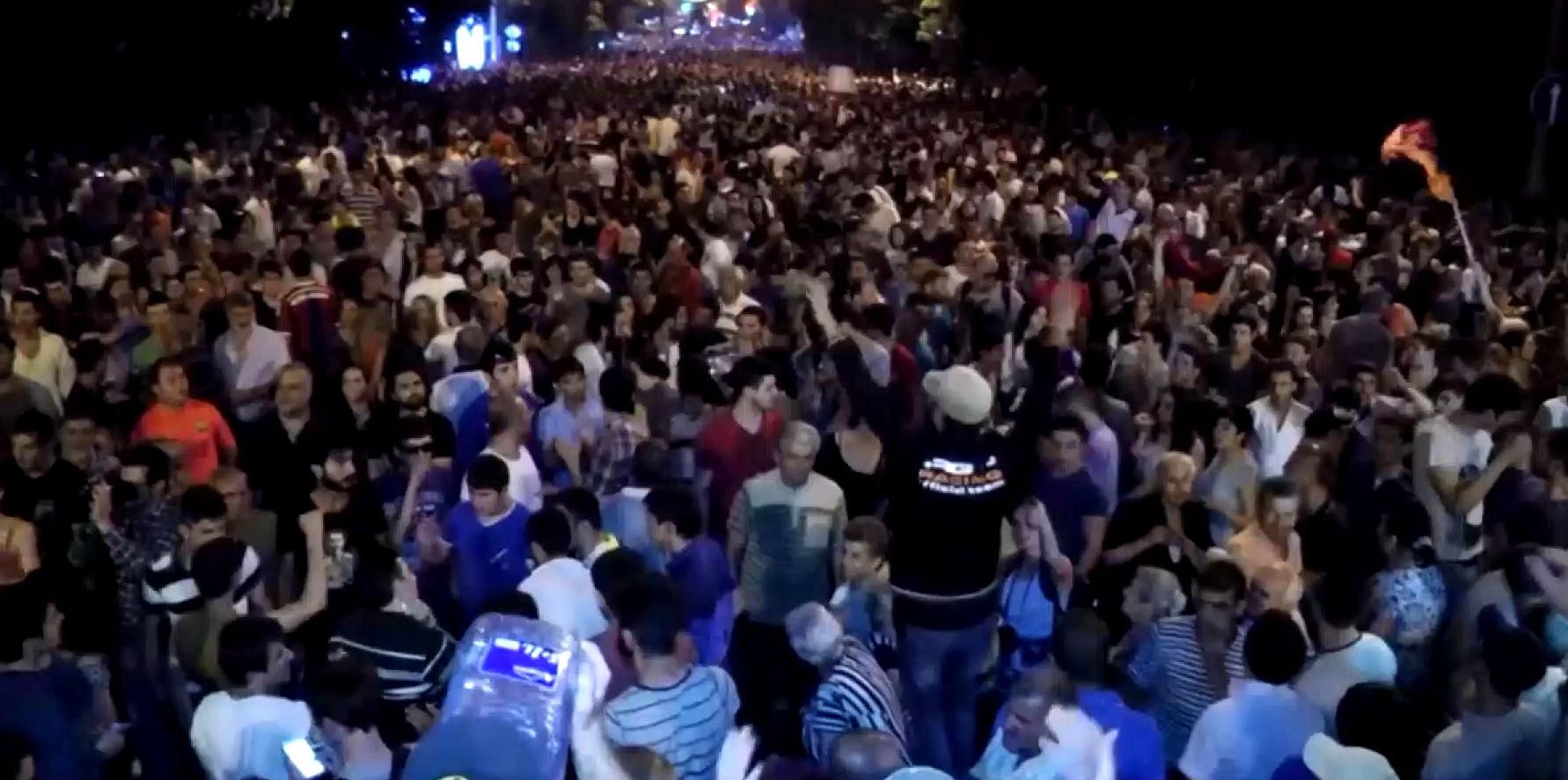 У Вірменії мітингарі розділилися на два табори У Вірменії мітингарі розділилися на два табори