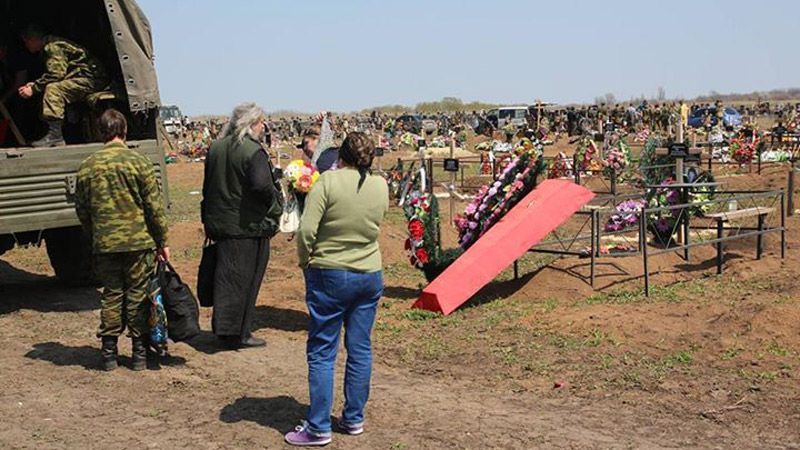 Терорист опублікував фото таємного кладовища "ДНР" Терорист опублікував фото таємного кладовища "ДНР"