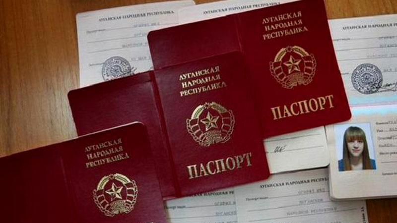 Главарь террористов "ЛНР" предсказывает признание Россией их паспортов