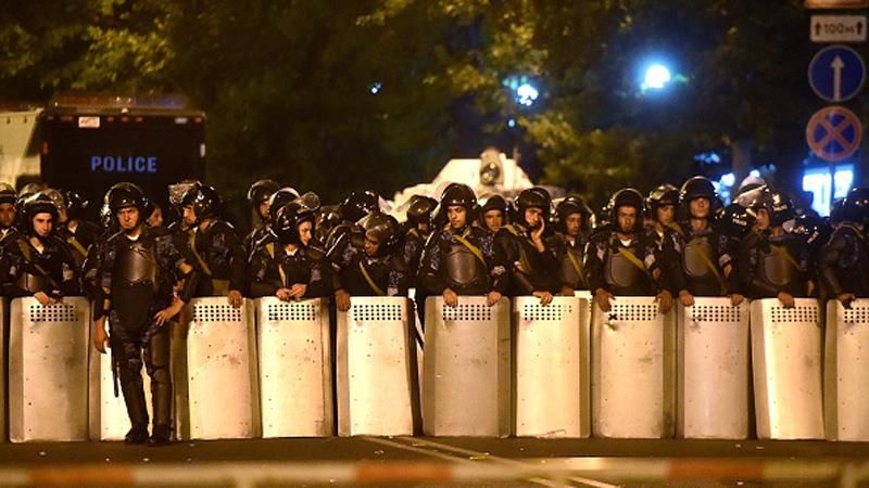 "Майдан" в Армении: полиция вновь угрожает силой разогнать активистов