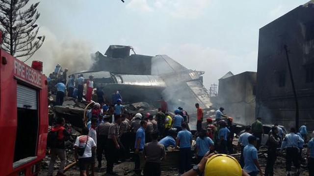 В Индонезии военный самолет упал на отель, есть погибшие