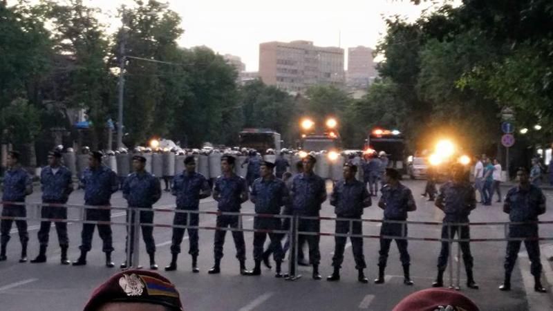 На протестах в Ереване возобновились столкновения с полицией, — активисты