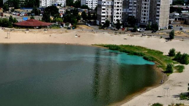 Озеро в Киеве внезапно посинело