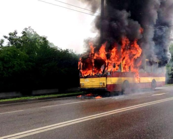 Львовом проїхався палаючий тролейбус