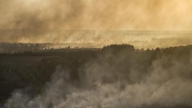 Рятувальники борються з вогнем у Чорнобилі. Пожежу локалізовано