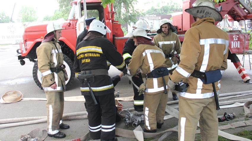 З пожежі в лікарню: трьох рятувальників у Черкасах госпіталізовано
