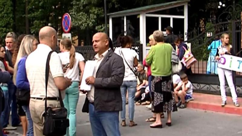 Дельфинов, которые лечат людей, хотят выбросить на улицу Дельфинов, которые лечат людей, хотят выбросить на улицу