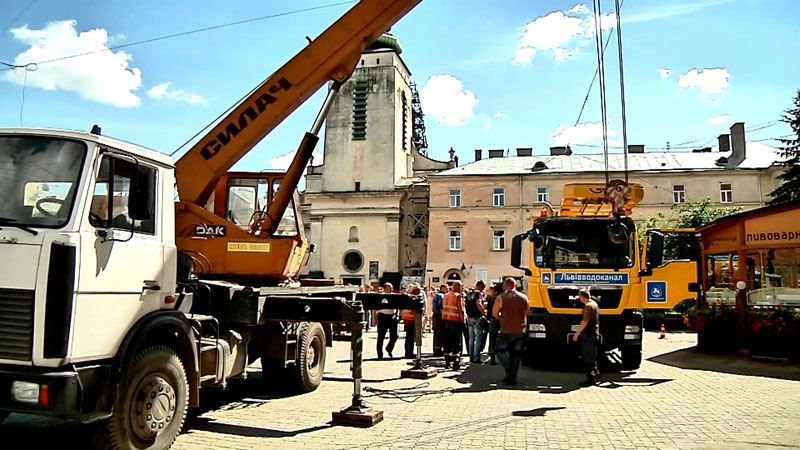 Грузовик ушел под землю в центре Львова