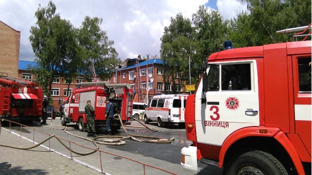 У Вінниці спалахнула лікарня, хворих евакуювали на носилках 