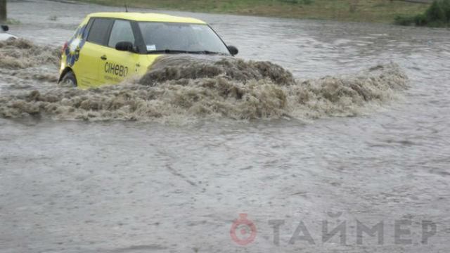 Повінь дісталась Одеси. На вулицях вода сягає півметра