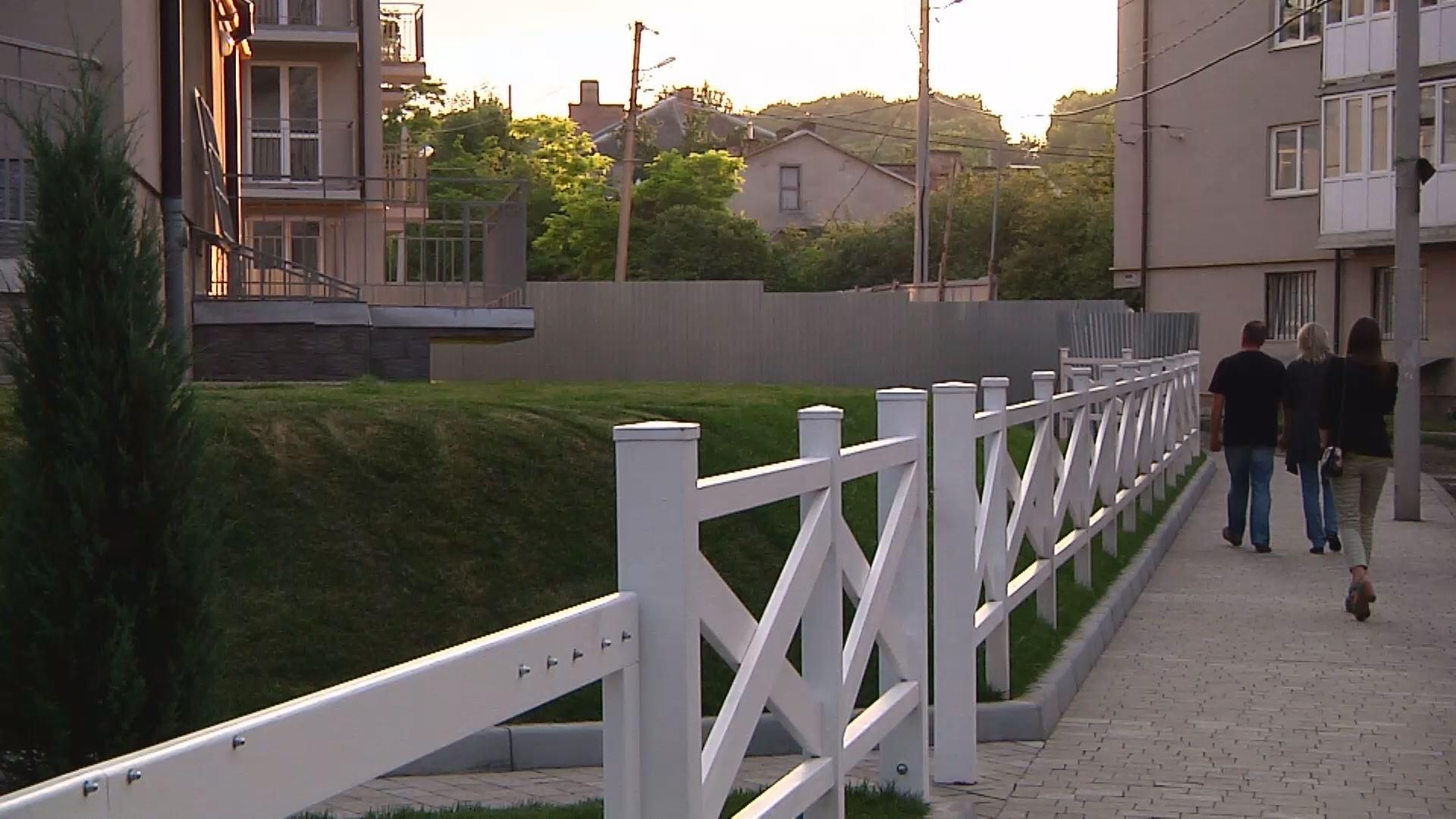 Во Львове ЖК "Бельгийский городок" строит шумозащитный экран Во Львове ЖК "Бельгийский городок" строит шумозащитный экран