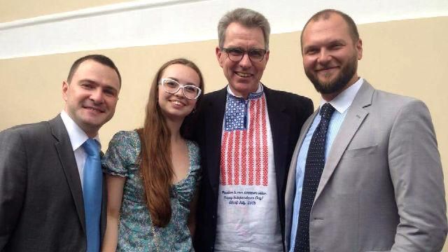 Вишиванку з американським стягом подарували послу США в Україні 