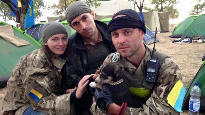 Фото дня: самые преданные друзья бойцов на передовой Фото дня: самые преданные друзья бойцов на передовой