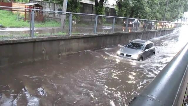 Кременчук під водою: злива паралізувала рух автомобілів