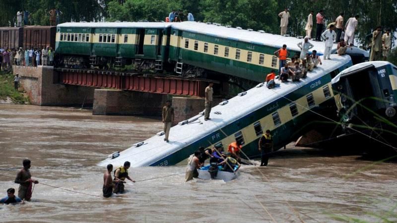 В Пакистане поезд с военными утонул в реке, есть жертвы
