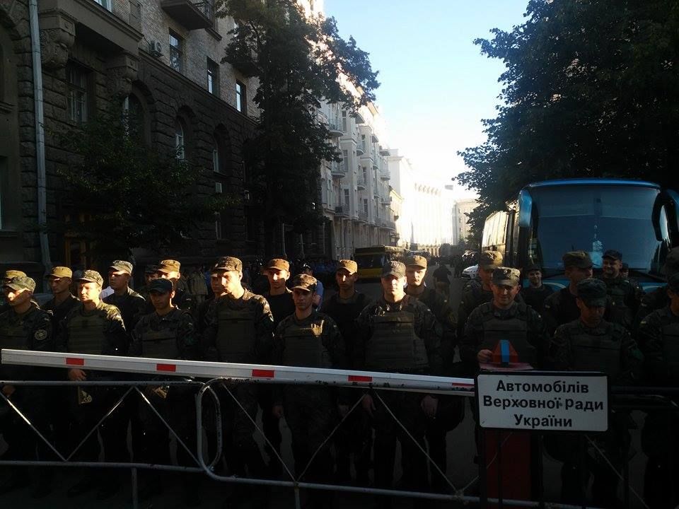 Кілька тисяч націоналістів рушили до Верховної Ради із шинами
Кілька тисяч націоналістів рушили до Верховної Ради із шинами