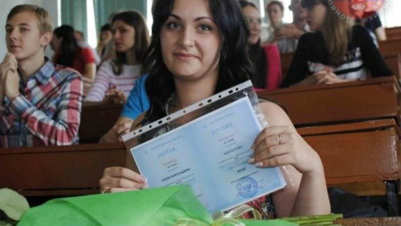 "ДНР" раздала "дипломы" выпускникам вузов "ДНР" раздала "дипломы" выпускникам вузов