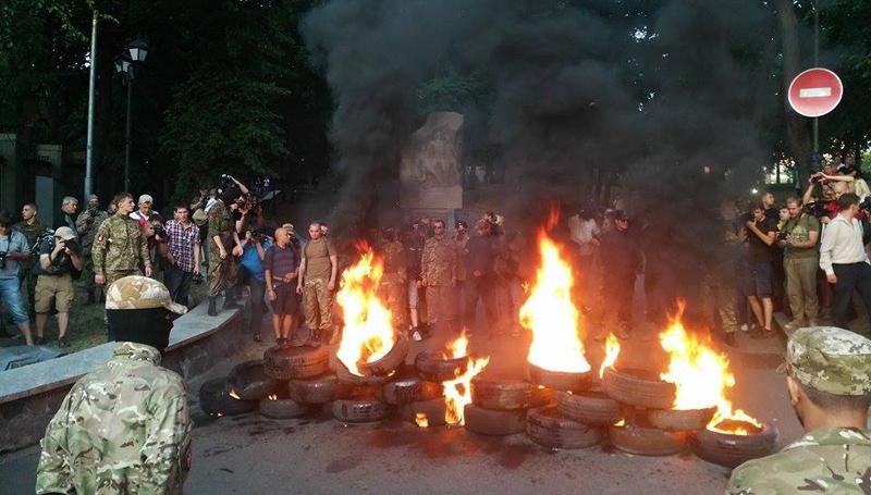 На Грушевского зажгли шины На Грушевского зажгли шины