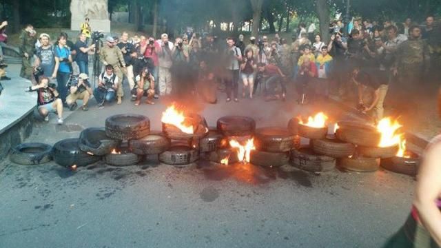 ТОП-новости. На Грушевского горели шины, боевики запускают телепроект "Стрела судьбы"