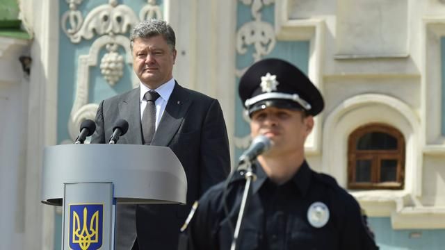 Порошенко до поліцейських: Інколи вам буде не легше, ніж воїнам на Донбасі