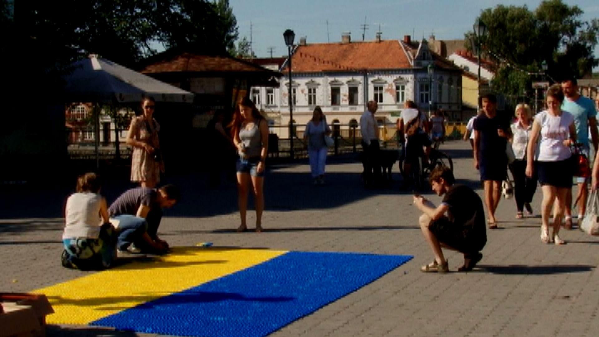 Найбільший прапор України з кришок для пляшок виклали в Ужгороді