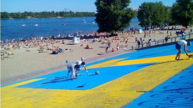 Фото дня: в Киеве рисуют огромный флаг крымских татар