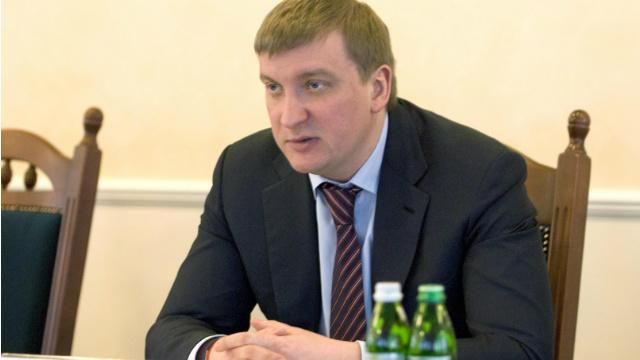 Глава Мін'юсту прямо на вулиці спілкувався з громадянами та відповідав на їхні запитання Глава Мін'юсту прямо на вулиці спілкувався з громадянами та відповідав на їхні запитання