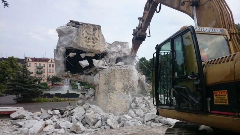 МЗС Росії біситься — у Польщі без їхньої згоди знесли радянський пам'ятник