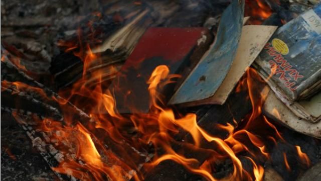 У Росії дітям дозволили спалити книги