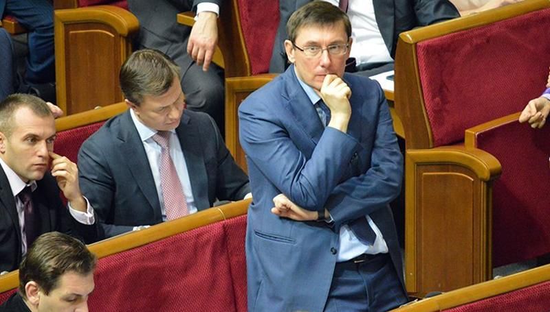 Порошенко уговорил Луценко пересмотреть решение об увольнении