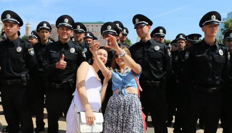 Нова поліція починає патрулювати Київ: як відреагували соцмережі Нова поліція починає патрулювати Київ: як відреагували соцмережі