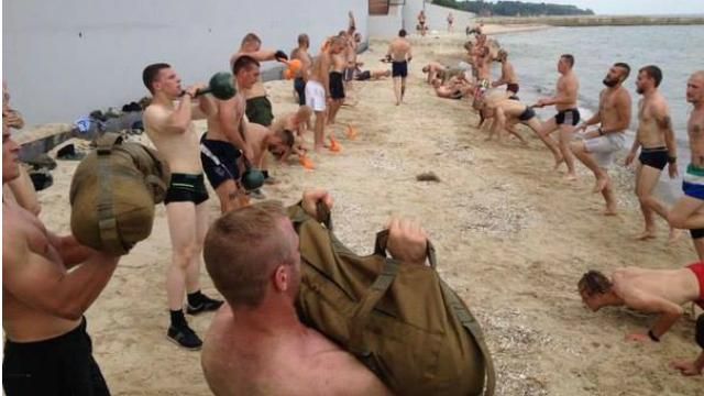 Затримують дихання та накачують м’язи: "Азов" показав своє тренування Затримують дихання та накачують м’язи: "Азов" показав своє тренування