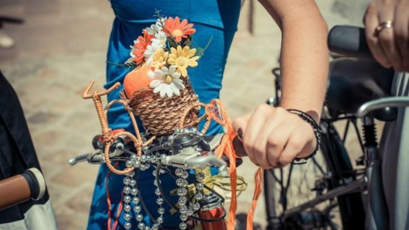Колоритні дівчата на велосипедах вражали короткими сукнями
