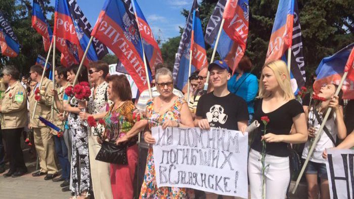 Боевики на митинге пообещали вернуть в Славянск "русский мир"