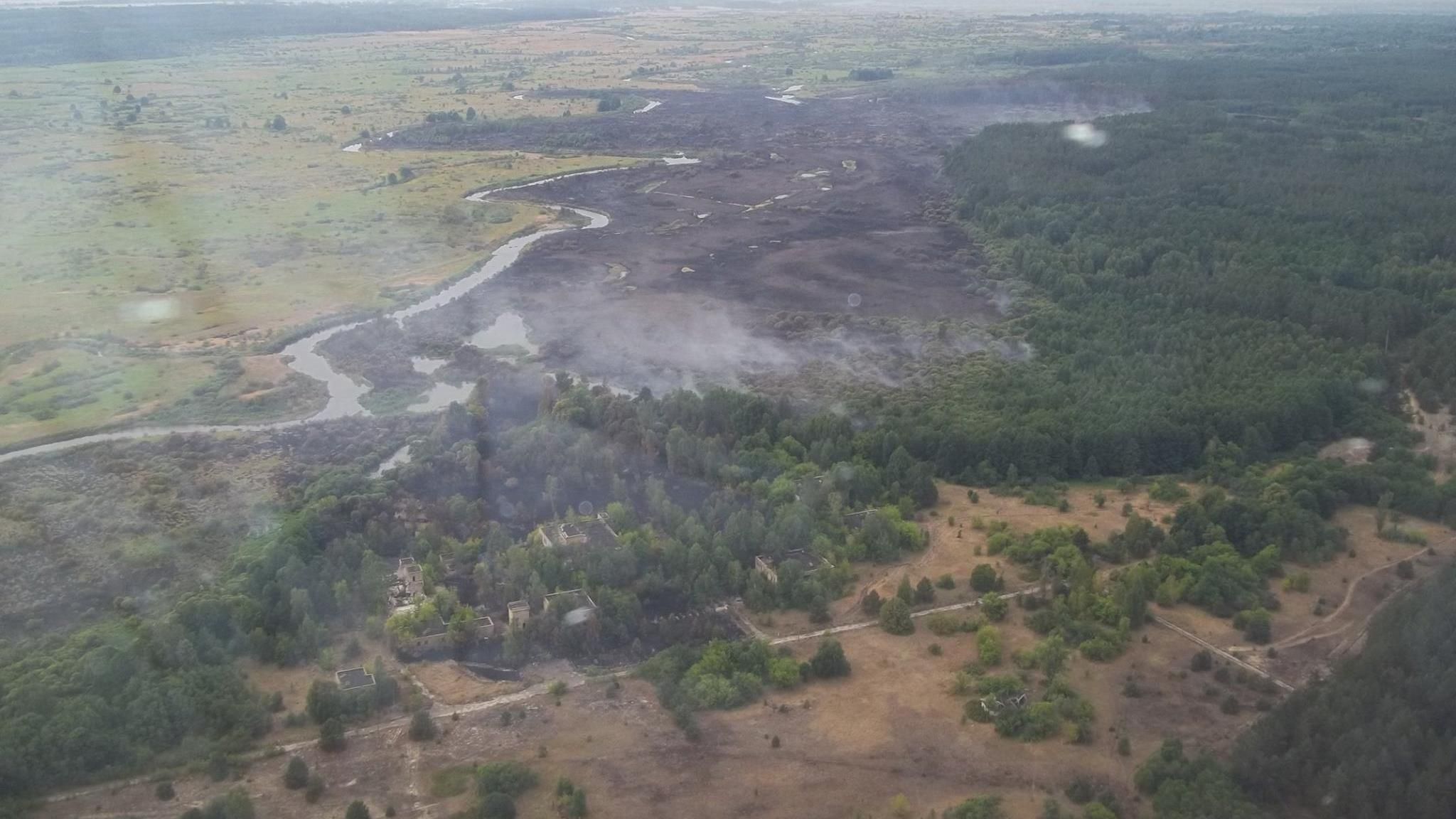 Пожежу під Чорнобилем ніяк не загасять