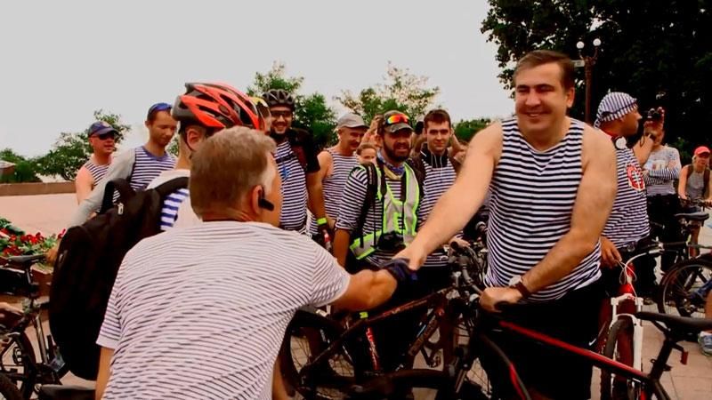 Саакашвили на велосипеде в тельняшке проехался по Одессе